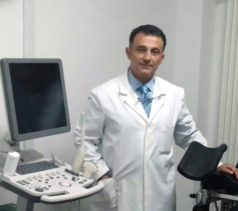 Il Dr. Tommaso Canino (medico chirurgo specialista in Ostetrica e Ginecologia) nel suo studio